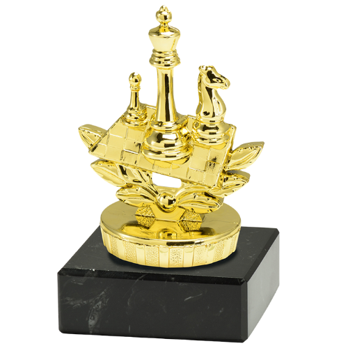 Statuetka szachy ST.931.01.A – złota statuetka z figurami szachowymi, na czarnej podstawie marmurowej. Wysokość 100 mm. Idealna nagroda na turnieje szachowe i konkursy.