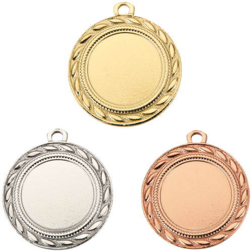 Medal D109 – metalowy medal śr. 40 mm z laurowym wykończeniem. Miejsce na emblemat śr. 25 mm z przodu oraz pole na grawer śr. 33 mm z tyłu. Dostępny w trzech wersjach kolorystycznych: złotej, srebrnej i brązowej. Idealny na zawody sportowe i turnieje.