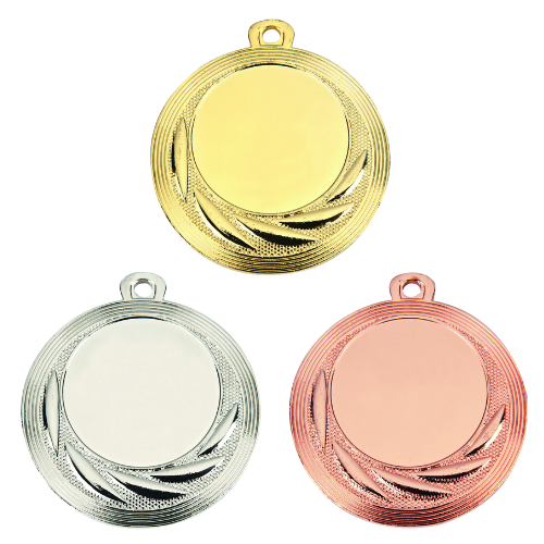 Medal ME.065 – metalowy medal śr. 40 mm ze zdobnym, falistym wykończeniem. Miejsce na emblemat śr. 25 mm z przodu oraz pole na grawer z tyłu. Dostępny w trzech wersjach kolorystycznych: złotej, srebrnej i brązowej. Idealny na zawody sportowe i turnieje.