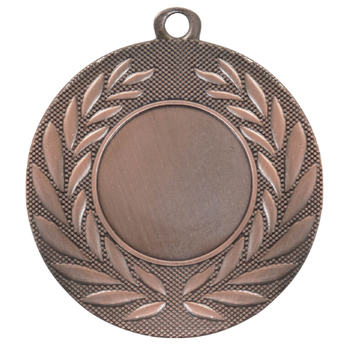 Medal brązowy D111.03 – metalowy medal śr. 50 mm z bogatym laurowym wieńcem. Miejsce na emblemat śr. 25 mm z przodu oraz pole na grawer śr. 46 mm z tyłu. Idealny na trzecie miejsce, zawody sportowe i turnieje.