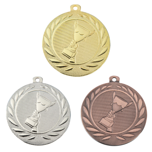 Medal DI5000.A – metalowy medal śr. 50 mm z wytłoczonym pucharem w wieńcu laurowym. Pole na grawer śr. 46 mm z tyłu. Dostępny w trzech wersjach kolorystycznych: złotej, srebrnej i brązowej. Idealny na zawody sportowe i turnieje.