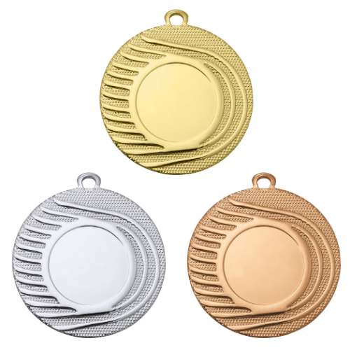 Medal DI5001 – metalowy medal śr. 50 mm z promienistym, falistym wykończeniem. Miejsce na emblemat śr. 25 mm z przodu oraz pole na grawer z tyłu. Dostępny w wersji kolorystycznych: złotej, srebrnej i brązowej. Idealny na zawody sportowe i turnieje.