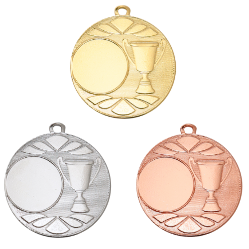 Medal DI5003 – metalowy medal śr. 50 mm z wytłoczonym pucharem. Miejsce na emblemat śr. 25 mm z przodu oraz pole na grawer śr. 46 mm z tyłu. Dostępny w trzech wersjach kolorystycznych: złotej, srebrnej i brązowej. Idealny na zawody sportowe i turnieje.