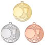 Medal DI5003 – metalowy medal śr. 50 mm z wytłoczonym pucharem. Miejsce na emblemat śr. 25 mm z przodu oraz pole na grawer śr. 46 mm z tyłu. Dostępny w trzech wersjach kolorystycznych: złotej, srebrnej i brązowej. Idealny na zawody sportowe i turnieje.