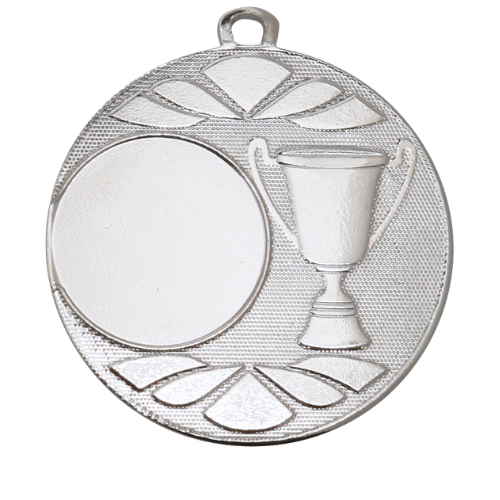 Medal srebrny DI5003.02 – metalowy medal śr. 50 mm z wytłoczonym pucharem. Miejsce na emblemat śr. 25 mm z przodu oraz pole na grawer śr. 46 mm z tyłu. Idealny na drugie miejsce, zawody sportowe i turnieje.