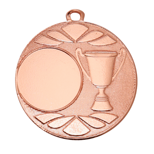 Medal brązowy DI5003.03 – metalowy medal śr. 50 mm z wytłoczonym pucharem. Miejsce na emblemat śr. 25 mm z przodu oraz pole na grawer śr. 46 mm z tyłu. Idealny na trzecie miejsce, zawody sportowe i turnieje.