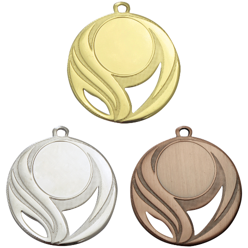 Medal DI5006 – metalowy medal śr. 50 mm z ażurowym, płomienistym wzorem. Miejsce na emblemat śr. 25 mm z przodu oraz pole na grawer z tyłu. Dostępny w trzech wersjach kolorystycznych: złotej, srebrnej i brązowej. Idealny na zawody sportowe i turnieje.