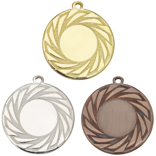 Medal DI5008 – pogrubiony, metalowy medal śr. 50 mm z wirowym wzorem. Miejsce na emblemat śr. 25 mm z przodu oraz pole na grawer z tyłu. Dostępny w trzech wersjach kolorystycznych: złotej, srebrnej i brązowej. Idealny na zawody sportowe i turnieje.