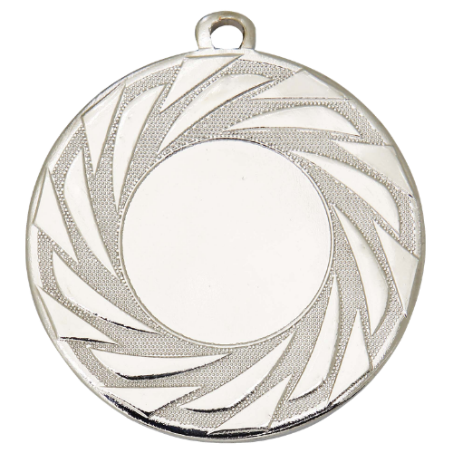 Medal srebrny DI5008.02 – pogrubiony, metalowy medal śr. 50 mm (grubość 3 mm) z wirowym wzorem. Miejsce na emblemat śr. 25 mm z przodu oraz pole na grawer śr. 46 mm z tyłu. Idealny na drugie miejsce, zawody sportowe i turnieje.