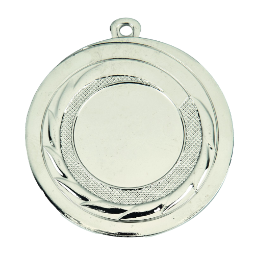 Medal srebrny ME.067.02.C – metalowy medal śr. 50 mm ze zdobnym rantem. Miejsce na emblemat śr. 25 mm z przodu oraz pole na grawer śr. 46 mm z tyłu. Idealny na drugie miejsce, zawody sportowe i turnieje.