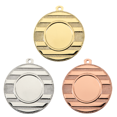 Medal ME.071 – metalowy medal śr. 50 mm z wzorem poziomych pasów. Miejsce na emblemat śr. 25 mm z przodu oraz pole na grawer śr. 46 mm z tyłu. Dostępny w trzech wersjach kolorystycznych: złotej, srebrnej i brązowej. Idealny na zawody sportowe i turnieje.