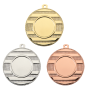 Medal ME.071 – metalowy medal śr. 50 mm z wzorem poziomych pasów. Miejsce na emblemat śr. 25 mm z przodu oraz pole na grawer śr. 46 mm z tyłu. Dostępny w trzech wersjach kolorystycznych: złotej, srebrnej i brązowej. Idealny na zawody sportowe i turnieje.