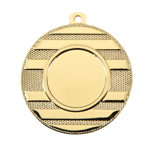 Medal złoty ME.071.01.C – metalowy medal śr. 50 mm z wzorem poziomych pasów. Miejsce na emblemat śr. 25 mm z przodu oraz pole na grawer śr. 46 mm z tyłu. Idealny na pierwsze miejsce, zawody sportowe i turnieje.