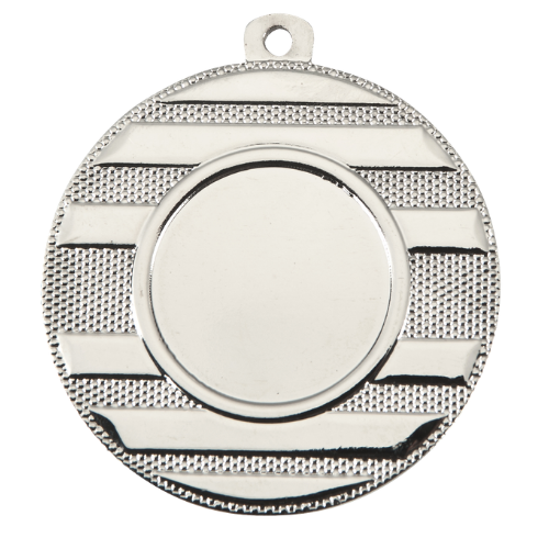 Medal srebrny ME.071.02.C – metalowy medal śr. 50 mm z wzorem poziomych pasów. Miejsce na emblemat śr. 25 mm z przodu oraz pole na grawer śr. 46 mm z tyłu. Idealny na drugie miejsce, zawody sportowe i turnieje.