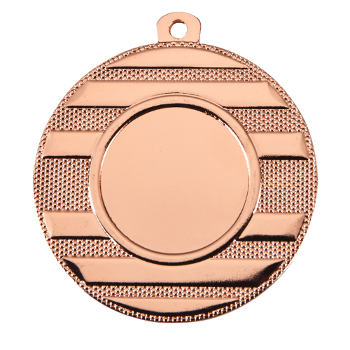 Medal brązowy ME.071.03.C – metalowy medal śr. 50 mm z wzorem poziomych pasów. Miejsce na emblemat śr. 25 mm z przodu oraz pole na grawer śr. 46 mm z tyłu. Idealny na trzecie miejsce, zawody sportowe i turnieje.
