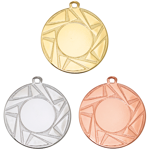 Medal ME.085 – metalowy medal śr. 50 mm z geometrycznym, gwiaździstym wzorem. Miejsce na emblemat śr. 25 mm z przodu oraz pole na grawer z tyłu. Dostępny w trzech wersjach: złotej, srebrnej i brązowej. Idealny na zawody sportowe i turnieje.