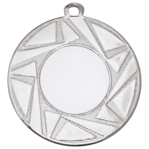 Medal srebrny ME.085.02.C – metalowy medal śr. 50 mm z geometrycznym, gwiaździstym wzorem. Miejsce na emblemat śr. 25 mm z przodu oraz pole na grawer śr. 46 mm z tyłu. Idealny na drugie miejsce, zawody sportowe i turnieje.