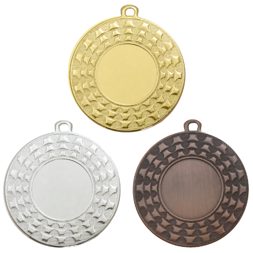 Medal ME.107 – metalowy medal śr. 50 mm z fakturowanym, gwiaździstym rantem. Miejsce na emblemat śr. 25 mm z przodu oraz pole na grawer z tyłu. Dostępny w trzech wersjach: złotej, srebrnej i brązowej. Idealny na zawody sportowe i turnieje.