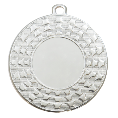 Medal srebrny ME.107.02.C – metalowy medal śr. 50 mm z fakturowanym, gwiaździstym rantem. Miejsce na emblemat śr. 25 mm z przodu oraz pole na grawer śr. 46 mm z tyłu. Idealny na drugie miejsce, zawody sportowe i turnieje.