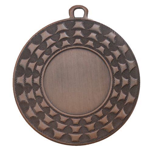 Medal brązowy ME.107.03.C – metalowy medal śr. 50 mm z fakturowanym, gwiaździstym rantem. Miejsce na emblemat śr. 25 mm z przodu oraz pole na grawer śr. 46 mm z tyłu. Idealny na trzecie miejsce, zawody sportowe i turnieje.