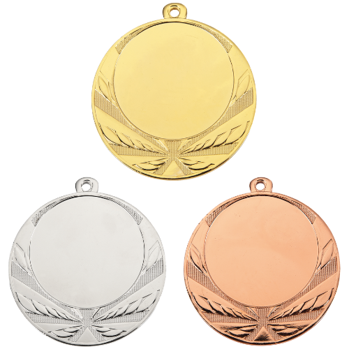 Medal D114 – klasyczny okrągły medal z motywem laurowym, wykonany z metalu. Miejsce na emblemat z przodu oraz pole na grawer z tyłu. Dostępny w trzech wersjach kolorystycznych: złotej, srebrnej i brązowej. Idealny na zawody sportowe i uroczystości.