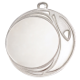 Medal srebrny DI7006.02 – nowoczesny okrągły medal z dynamicznym przeplatanym wzorem, wykonany z metalu. Miejsce na emblemat z przodu oraz pole na grawer z tyłu. Idealny na drugie miejsce, zawody sportowe i uroczystości.