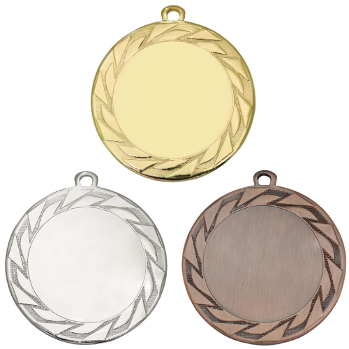 Medal DI7008 – okrągły medal z wieńcem laurowym wokół obrzeża, wykonany z metalu. Miejsce na emblemat z przodu oraz pole na grawer z tyłu. Dostępny w trzech wersjach kolorystycznych: złotej, srebrnej i brązowej. Idealny na zawody sportowe i uroczystości.