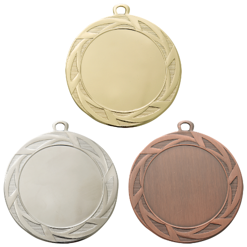 Medal ME.105.D – okrągły medal z geometrycznym wzorem zdobiącym obrzeże, wykonany z metalu. Miejsce na emblemat z przodu oraz pole na grawer z tyłu. Dostępny w wersji złotej, srebrnej i brązowej. Idealny na zawody sportowe i uroczystości.