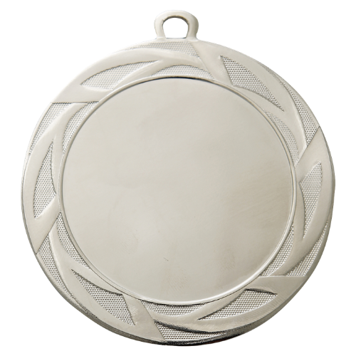 Medal srebrny ME.105.02.D – okrągły medal z geometrycznym wzorem zdobiącym obrzeże, wykonany z metalu. Miejsce na emblemat z przodu oraz pole na grawer z tyłu. Idealny na drugie miejsce, zawody sportowe i uroczystości.