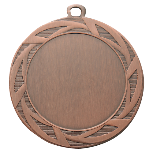 Medal brązowy ME.105.03.D – okrągły medal z geometrycznym wzorem zdobiącym obrzeże, wykonany z metalu. Miejsce na emblemat z przodu oraz pole na grawer z tyłu. Idealny na trzecie miejsce, zawody sportowe i uroczystości.