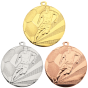 Medal D112A – tematyczny medal piłkarski z reliefem piłkarza i piłki, wykonany z metalu. Pole na grawer z tyłu. Dostępny w wersji złotej, srebrnej i brązowej. Idealny na turnieje piłki nożnej, zawody sportowe i uroczystości.