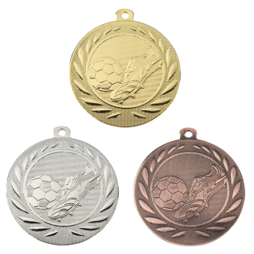 Medal DI5000.B – tematyczny medal piłkarski z reliefem piłki i buta w wieńcu laurowym, wykonany z metalu. Pole na grawer z tyłu. Dostępny w wersji złotej, srebrnej i brązowej. Idealny na turnieje piłki nożnej, zawody sportowe i uroczystości.