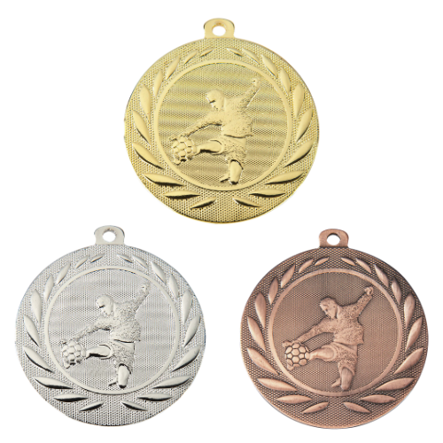 Medal DI5000.C – tematyczny medal piłkarski z reliefem piłkarza w wieńcu laurowym, wykonany z metalu. Pole na grawer z tyłu. Dostępny w wersji złotej, srebrnej i brązowej. Idealny na turnieje piłki nożnej, zawody sportowe i uroczystości.