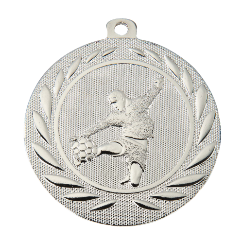 Medal srebrny DI5000.C.02 – tematyczny medal piłkarski z reliefem piłkarza w wieńcu laurowym, wykonany z metalu. Pole na grawer z tyłu. Idealny na drugie miejsce, turnieje piłki nożnej i zawody sportowe.