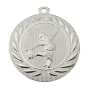 Medal srebrny DI5000.C.02 – tematyczny medal piłkarski z reliefem piłkarza w wieńcu laurowym, wykonany z metalu. Pole na grawer z tyłu. Idealny na drugie miejsce, turnieje piłki nożnej i zawody sportowe.