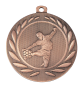 Medal brązowy DI5000.C.03 – tematyczny medal piłkarski z reliefem piłkarza w wieńcu laurowym, wykonany z metalu. Pole na grawer z tyłu. Idealny na trzecie miejsce, turnieje piłki nożnej i zawody sportowe.