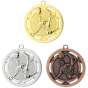 Medal D4A – medal piłkarski z reliefem zawodnika w przewrotce i ażurową obręczą, wykonany z zamaku. Pole na grawer z tyłu. Dostępny w wersji złotej, srebrnej i brązowej. Idealny na turnieje piłki nożnej, zawody sportowe i uroczystości.