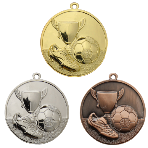 Medal ME.047.C – medal piłkarski z reliefem pucharu, piłki i buta, wykonany z zamaku. Dostępny w wersji złotej, srebrnej i brązowej. Idealny na turnieje piłki nożnej, zawody sportowe i uroczystości.
