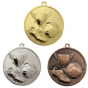 Medal ME.047.C – medal piłkarski z reliefem pucharu, piłki i buta, wykonany z zamaku. Dostępny w wersji złotej, srebrnej i brązowej. Idealny na turnieje piłki nożnej, zawody sportowe i uroczystości.