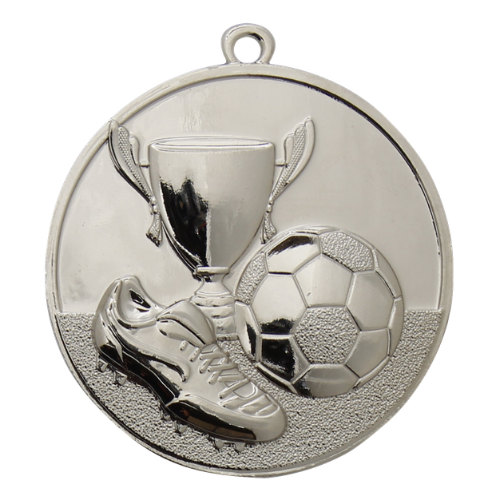 Medal srebrny ME.047.02.C – medal piłkarski z reliefem pucharu, piłki i buta, wykonany z zamaku. Idealny na drugie miejsce, turnieje piłki nożnej i zawody sportowe.
