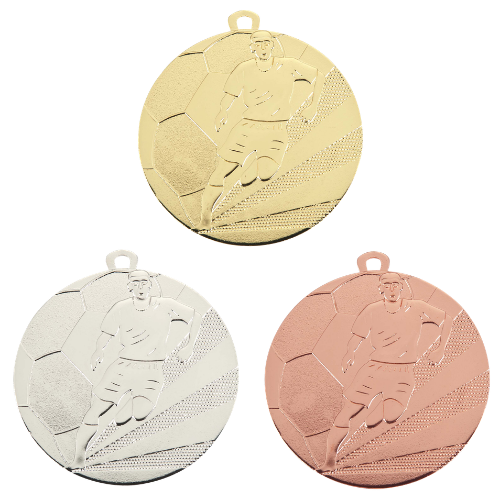 Medal D118A – medal piłkarski z reliefem zawodnika z piłką, wykonany z metalu. Pole na grawer z tyłu. Dostępny w wersji złotej, srebrnej i brązowej. Idealny na turnieje piłki nożnej, zawody sportowe i uroczystości.