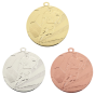 Medal D118A – medal piłkarski z reliefem zawodnika z piłką, wykonany z metalu. Pole na grawer z tyłu. Dostępny w wersji złotej, srebrnej i brązowej. Idealny na turnieje piłki nożnej, zawody sportowe i uroczystości.