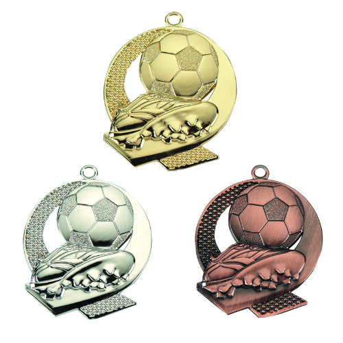 Medal ME.053.C – medal piłkarski z motywem piłki i buta na ażurowym tle, wykonany z zamaku. Pole na grawer z tyłu. Dostępny w wersji złotej, srebrnej i brązowej. Idealny na turnieje piłki nożnej, zawody sportowe i uroczystości.