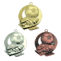 Medal ME.053.C – medal piłkarski z motywem piłki i buta na ażurowym tle, wykonany z zamaku. Pole na grawer z tyłu. Dostępny w wersji złotej, srebrnej i brązowej. Idealny na turnieje piłki nożnej, zawody sportowe i uroczystości.
