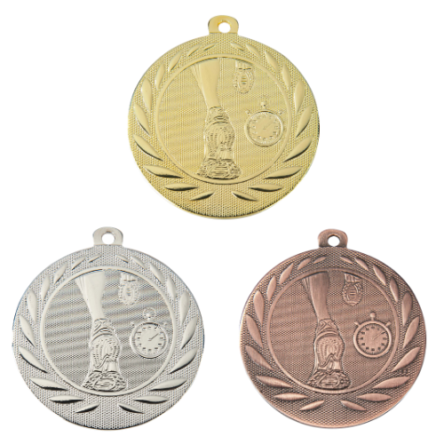 Medal DI5000.G – medal biegowy z wizerunkiem pucharu i stopera w wieńcu laurowym, wykonany z metalu. Pole na grawer z tyłu. Dostępny w wersji złotej, srebrnej i brązowej. Idealny na biegi, zawody lekkoatletyczne i uroczystości sportowe.