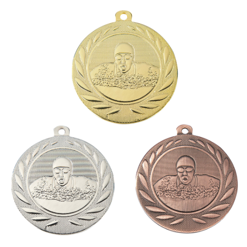 Medal DI5000.H – medal pływacki z wizerunkiem pływaka w wieńcu laurowym, wykonany z metalu. Pole na grawer z tyłu. Dostępny w wersji złotej, srebrnej i brązowej. Idealny na zawody pływackie i uroczystości sportowe.