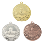 Medal DI5000.H – medal pływacki z wizerunkiem pływaka w wieńcu laurowym, wykonany z metalu. Pole na grawer z tyłu. Dostępny w wersji złotej, srebrnej i brązowej. Idealny na zawody pływackie i uroczystości sportowe.
