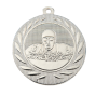 Medal srebrny DI5000.H.02 – medal pływacki z wizerunkiem pływaka w wieńcu laurowym, wykonany z metalu. Pole na grawer z tyłu. Idealny na drugie miejsce i zawody pływackie.