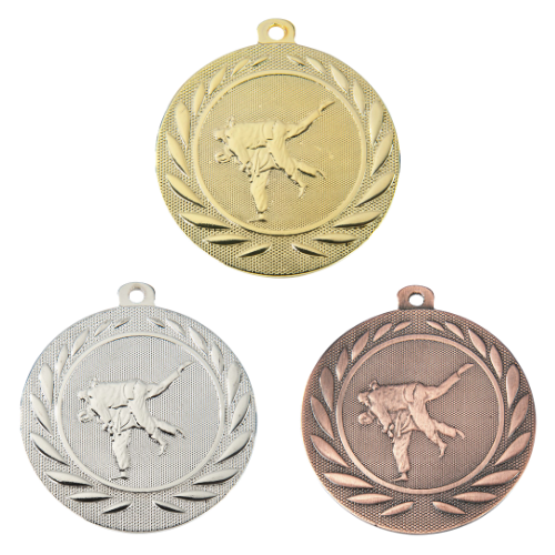 Medal DI5000.I – medal judo z wizerunkiem judoków w wieńcu laurowym, wykonany z metalu. Pole na grawer z tyłu. Dostępny w wersji złotej, srebrnej i brązowej. Idealny na zawody judo, sztuki walki i uroczystości sportowe.