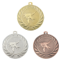 Medal DI5000.I – medal judo z wizerunkiem judoków w wieńcu laurowym, wykonany z metalu. Pole na grawer z tyłu. Dostępny w wersji złotej, srebrnej i brązowej. Idealny na zawody judo, sztuki walki i uroczystości sportowe.
